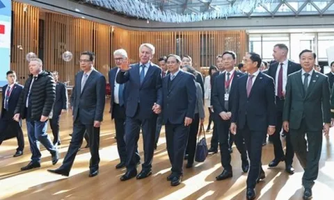 Thủ tướng thăm tập đoàn khí đốt hàng đầu của Nga, kêu gọi đầu tư khí LNG