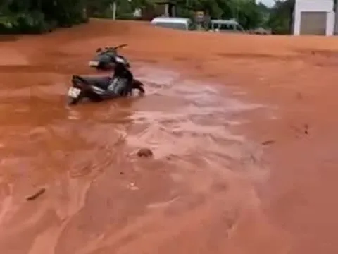 Bình Thuận: Lũ cát tràn xuống đường, vào nhà dân, giao thông gặp khó