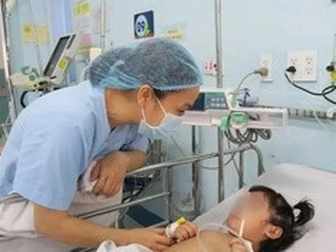 Tay chân miệng tăng nóng: Trẻ có những biểu hiện này cần đưa đến cơ sở y tế ngay lập tức