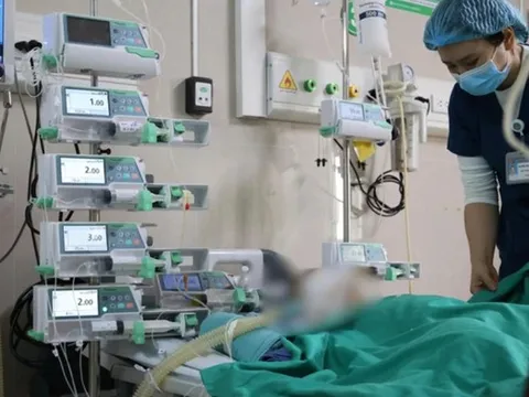 Bệnh nhi 15 tháng tuổi bị xe ô tô cán qua người được bác sĩ cứu sống ngoạn mục