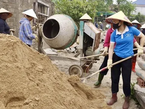 Tình người ấm áp nơi miền Trung: Chung tay dựng nhà cho người khó khăn